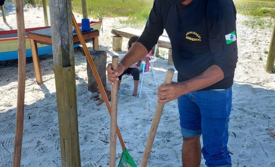 Em ações ambientais promovidas pelo Instituto Água e Terra (IAT) e a ONG Eco Local Brasil, resíduos sólidos retirados de áreas pouco habitadas na Ilha do Mel, no Litoral do Estado, foram transformados em lixeiras, evitando o descarte de materiais que iriam para aterros sanitários. Duas lixeiras foram instaladas nas bases do IAT e outras cinco na comunidade da Ponta Oeste. - Foto: Sedest/IAT