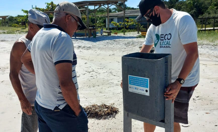 Em ações ambientais promovidas pelo Instituto Água e Terra (IAT) e a ONG Eco Local Brasil, resíduos sólidos retirados de áreas pouco habitadas na Ilha do Mel, no Litoral do Estado, foram transformados em lixeiras, evitando o descarte de materiais que iriam para aterros sanitários. Duas lixeiras foram instaladas nas bases do IAT e outras cinco na comunidade da Ponta Oeste. - Foto: Sedest/IAT