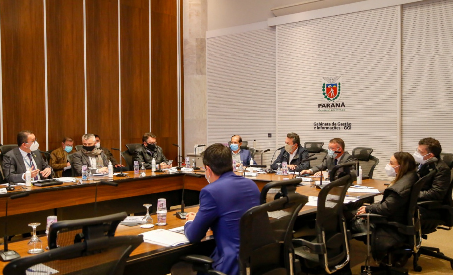 O projeto de concessão dos pátios veiculares do Departamento de Trânsito do Paraná (Detran-PR), desenvolvido pelas equipes do Detran, do Banco Regional de Desenvolvimento do Extremo Sul (BRDE), e da Superintendência Geral de Parcerias (SGPAR), vinculada à Secretaria de Desenvolvimento Sustentável e do Turismo (SEDEST), foi aprovado pelo Conselho de Parcerias (CPAR) nesta quarta-feira, 12, e iniciará a fase de consulta pública por um período mínimo de 30 dias