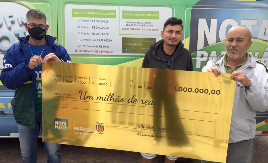 Aposentado recebe prêmio de R$ 1 milhão do Nota Paraná 
. Foto: SEFA