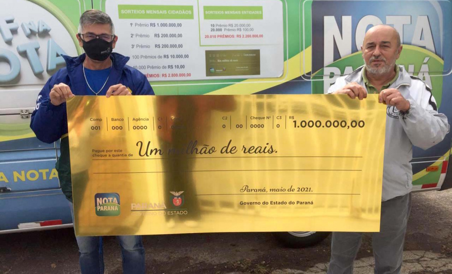 Aposentado recebe prêmio de R$ 1 milhão do Nota Paraná 
. Foto: SEFA