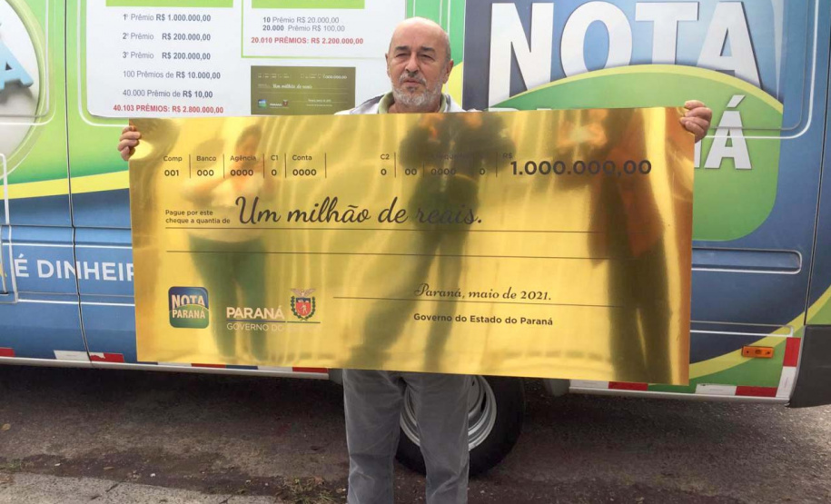 Aposentado recebe prêmio de R$ 1 milhão do Nota Paraná 
. Foto: SEFA