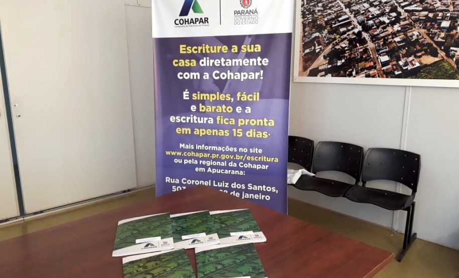 O escritório da Cohapar em Apucarana retomou o serviço de entrega de escrituras a mutuários que quitaram o financiamento imobiliário com a companhia. Nesta semana, mais cinco famílias de Jardim Alegre receberam os títulos de suas propriedades e, um trabalho que já resultou na emissão de 381 títulos de propriedade nos 26 municípios atendidos pela regional. (Foto: Cohapar)