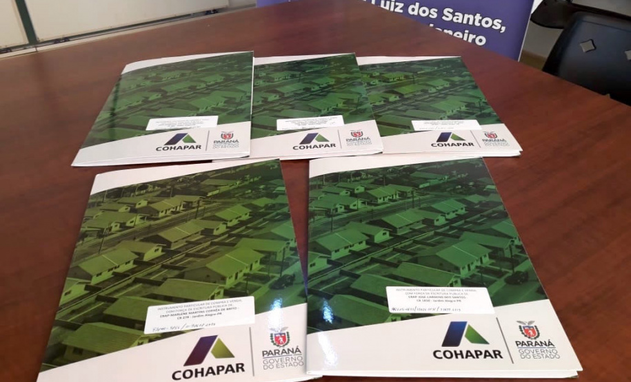 O escritório da Cohapar em Apucarana retomou o serviço de entrega de escrituras a mutuários que quitaram o financiamento imobiliário com a companhia. Nesta semana, mais cinco famílias de Jardim Alegre receberam os títulos de suas propriedades e, um trabalho que já resultou na emissão de 381 títulos de propriedade nos 26 municípios atendidos pela regional. (Foto: Cohapar)