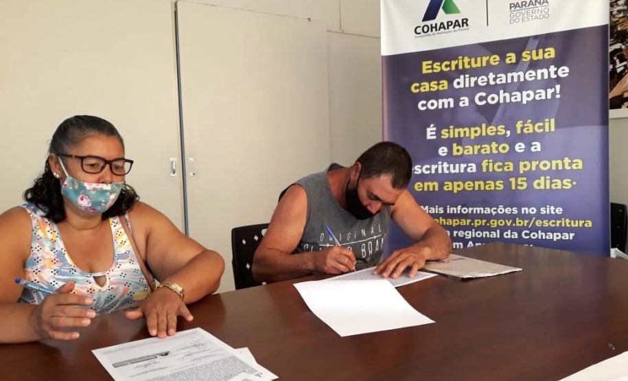 O escritório da Cohapar em Apucarana retomou o serviço de entrega de escrituras a mutuários que quitaram o financiamento imobiliário com a companhia. Nesta semana, mais cinco famílias de Jardim Alegre receberam os títulos de suas propriedades e, um trabalho que já resultou na emissão de 381 títulos de propriedade nos 26 municípios atendidos pela regional. (Foto: Cohapar)