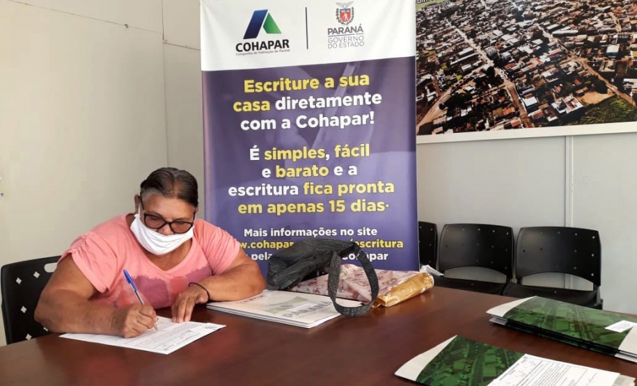 O escritório da Cohapar em Apucarana retomou o serviço de entrega de escrituras a mutuários que quitaram o financiamento imobiliário com a companhia. Nesta semana, mais cinco famílias de Jardim Alegre receberam os títulos de suas propriedades e, um trabalho que já resultou na emissão de 381 títulos de propriedade nos 26 municípios atendidos pela regional. (Foto: Cohapar)