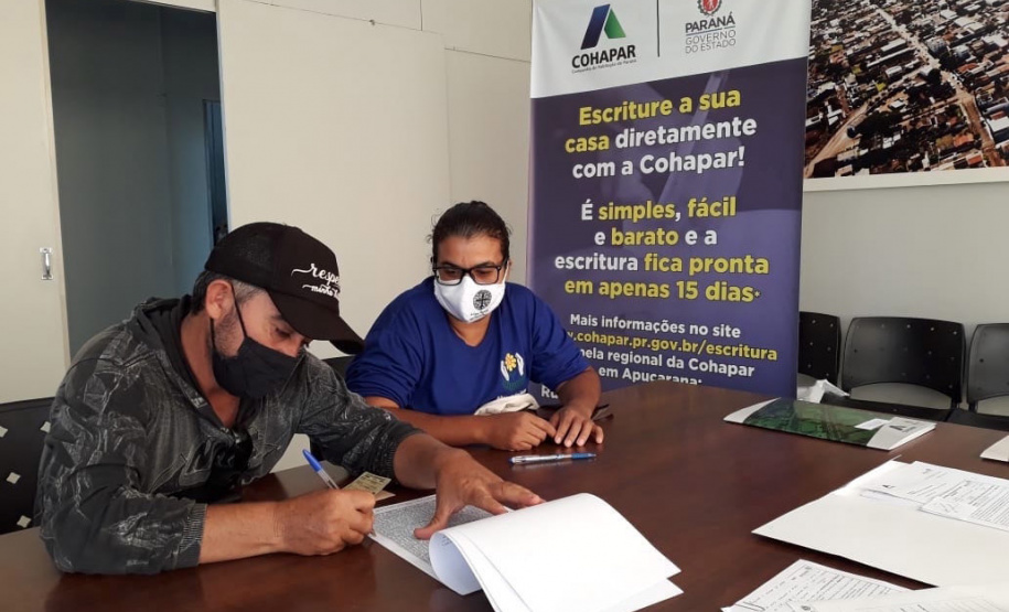 O escritório da Cohapar em Apucarana retomou o serviço de entrega de escrituras a mutuários que quitaram o financiamento imobiliário com a companhia. Nesta semana, mais cinco famílias de Jardim Alegre receberam os títulos de suas propriedades e, um trabalho que já resultou na emissão de 381 títulos de propriedade nos 26 municípios atendidos pela regional. (Foto: Cohapar)