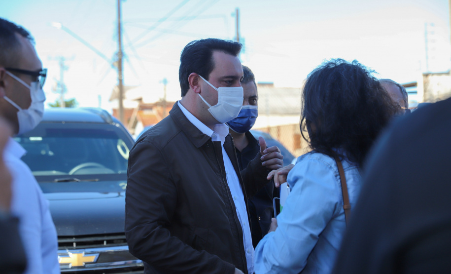 Novos Recursos Arapongas O governador Carlos Massa Ratinho Junior anuncia nesta quinta-feira (13) novos recursos para Arapongas, no Norte do Paraná. São investimentos para a Santa Casa, estradas rurais, pavimentação de ruas e avenidas, um parque urbano e moradias populares. 13/05/2021 - Foto: Geraldo Bubniak/AEN