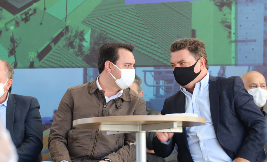 Novos Recursos Arapongas O governador Carlos Massa Ratinho Junior anuncia nesta quinta-feira (13) novos recursos para Arapongas, no Norte do Paraná. São investimentos para a Santa Casa, estradas rurais, pavimentação de ruas e avenidas, um parque urbano e moradias populares. 13/05/2021 - Foto: Geraldo Bubniak/AEN