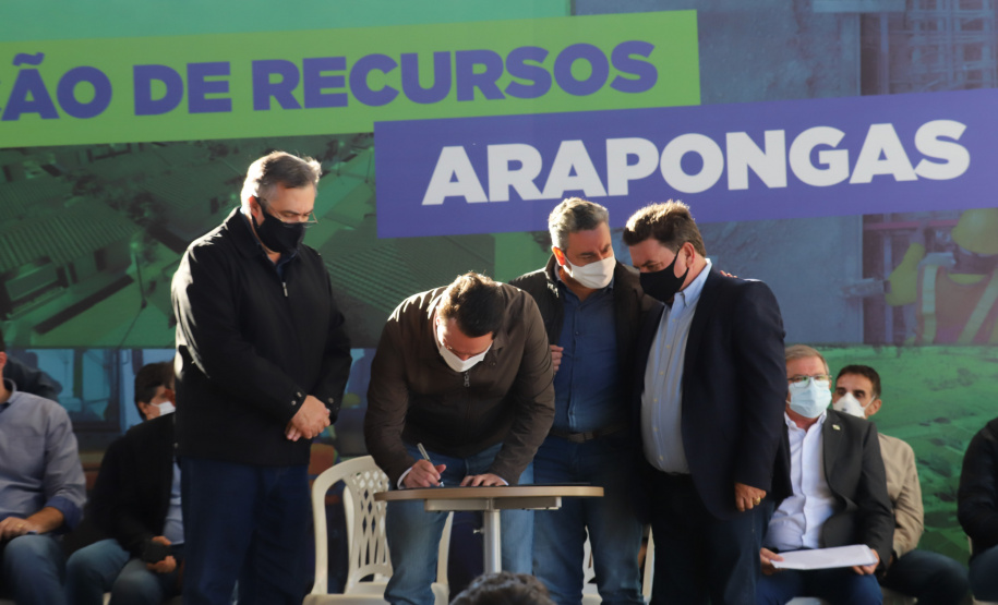 Novos Recursos Arapongas O governador Carlos Massa Ratinho Junior anuncia nesta quinta-feira (13) novos recursos para Arapongas, no Norte do Paraná. São investimentos para a Santa Casa, estradas rurais, pavimentação de ruas e avenidas, um parque urbano e moradias populares. 13/05/2021 - Foto: Geraldo Bubniak/AEN