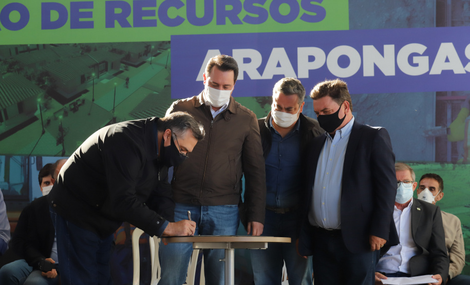 Novos Recursos Arapongas O governador Carlos Massa Ratinho Junior anuncia nesta quinta-feira (13) novos recursos para Arapongas, no Norte do Paraná. São investimentos para a Santa Casa, estradas rurais, pavimentação de ruas e avenidas, um parque urbano e moradias populares. 13/05/2021 - Foto: Geraldo Bubniak/AEN