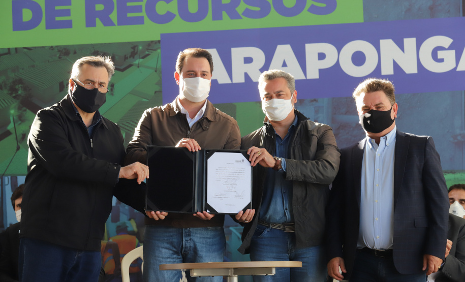 Novos Recursos Arapongas O governador Carlos Massa Ratinho Junior anuncia nesta quinta-feira (13) novos recursos para Arapongas, no Norte do Paraná. São investimentos para a Santa Casa, estradas rurais, pavimentação de ruas e avenidas, um parque urbano e moradias populares. 13/05/2021 - Foto: Geraldo Bubniak/AEN