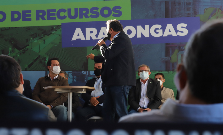 Novos Recursos Arapongas O governador Carlos Massa Ratinho Junior anuncia nesta quinta-feira (13) novos recursos para Arapongas, no Norte do Paraná. São investimentos para a Santa Casa, estradas rurais, pavimentação de ruas e avenidas, um parque urbano e moradias populares. 13/05/2021 - Foto: Geraldo Bubniak/AEN
