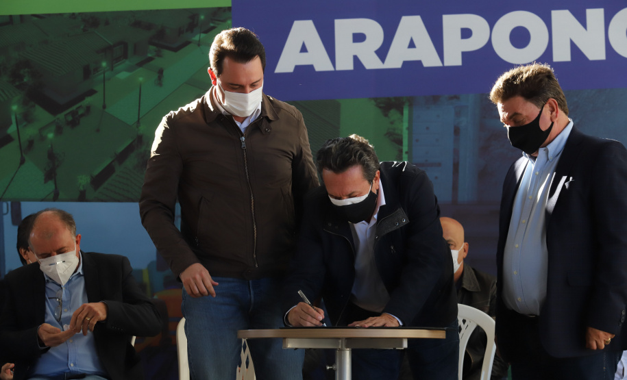 Novos Recursos Arapongas O governador Carlos Massa Ratinho Junior anuncia nesta quinta-feira (13) novos recursos para Arapongas, no Norte do Paraná. São investimentos para a Santa Casa, estradas rurais, pavimentação de ruas e avenidas, um parque urbano e moradias populares. 13/05/2021 - Foto: Geraldo Bubniak/AEN