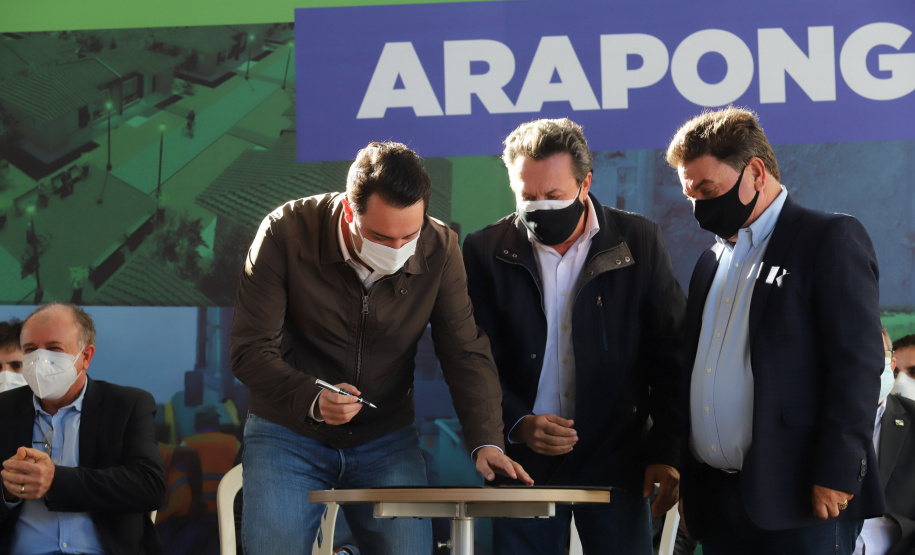 Novos Recursos Arapongas O governador Carlos Massa Ratinho Junior anuncia nesta quinta-feira (13) novos recursos para Arapongas, no Norte do Paraná. São investimentos para a Santa Casa, estradas rurais, pavimentação de ruas e avenidas, um parque urbano e moradias populares. 13/05/2021 - Foto: Geraldo Bubniak/AEN