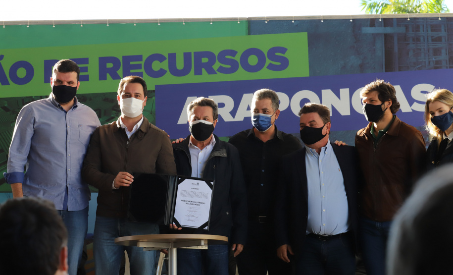 Novos Recursos Arapongas O governador Carlos Massa Ratinho Junior anuncia nesta quinta-feira (13) novos recursos para Arapongas, no Norte do Paraná. São investimentos para a Santa Casa, estradas rurais, pavimentação de ruas e avenidas, um parque urbano e moradias populares. 13/05/2021 - Foto: Geraldo Bubniak/AEN