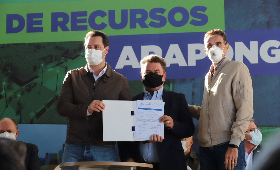 Novos Recursos Arapongas O governador Carlos Massa Ratinho Junior anuncia nesta quinta-feira (13) novos recursos para Arapongas, no Norte do Paraná. São investimentos para a Santa Casa, estradas rurais, pavimentação de ruas e avenidas, um parque urbano e moradias populares. 13/05/2021 - Foto: Geraldo Bubniak/AEN
