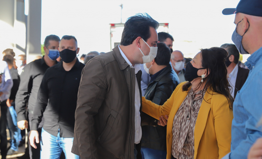 Novos Recursos Arapongas O governador Carlos Massa Ratinho Junior anuncia nesta quinta-feira (13) novos recursos para Arapongas, no Norte do Paraná. São investimentos para a Santa Casa, estradas rurais, pavimentação de ruas e avenidas, um parque urbano e moradias populares. 13/05/2021 - Foto: Geraldo Bubniak/AEN