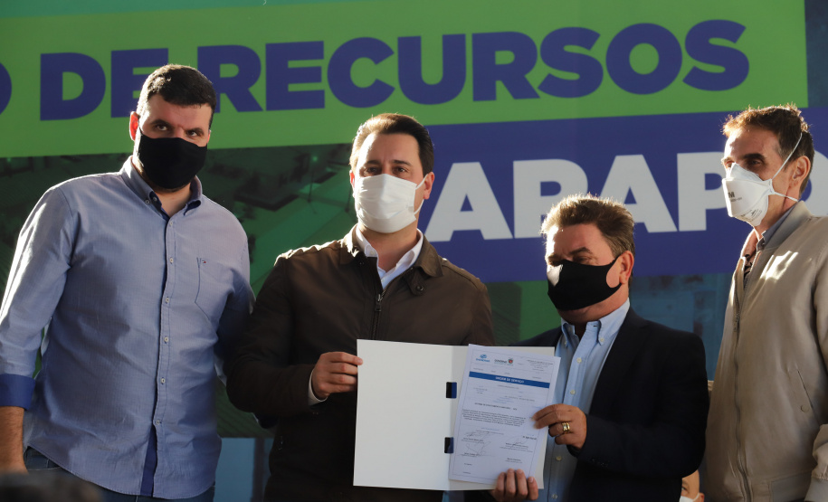 Novos Recursos Arapongas O governador Carlos Massa Ratinho Junior anuncia nesta quinta-feira (13) novos recursos para Arapongas, no Norte do Paraná. São investimentos para a Santa Casa, estradas rurais, pavimentação de ruas e avenidas, um parque urbano e moradias populares. 13/05/2021 - Foto: Geraldo Bubniak/AEN