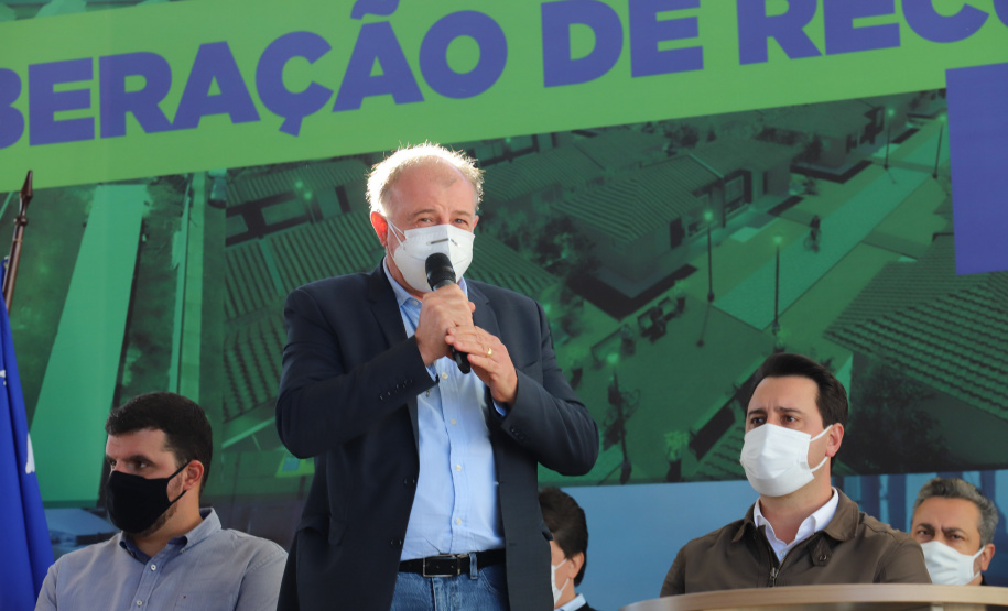 Novos Recursos Arapongas O governador Carlos Massa Ratinho Junior anuncia nesta quinta-feira (13) novos recursos para Arapongas, no Norte do Paraná. São investimentos para a Santa Casa, estradas rurais, pavimentação de ruas e avenidas, um parque urbano e moradias populares. 13/05/2021 - Foto: Geraldo Bubniak/AEN