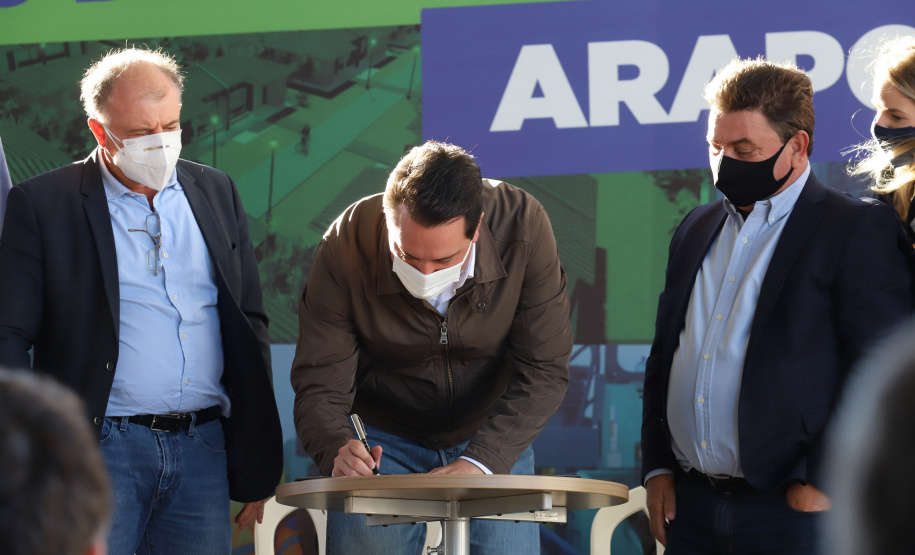 Novos Recursos Arapongas O governador Carlos Massa Ratinho Junior anuncia nesta quinta-feira (13) novos recursos para Arapongas, no Norte do Paraná. São investimentos para a Santa Casa, estradas rurais, pavimentação de ruas e avenidas, um parque urbano e moradias populares. 13/05/2021 - Foto: Geraldo Bubniak/AEN