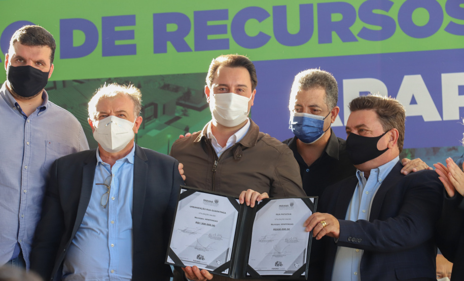 Novos Recursos Arapongas O governador Carlos Massa Ratinho Junior anuncia nesta quinta-feira (13) novos recursos para Arapongas, no Norte do Paraná. São investimentos para a Santa Casa, estradas rurais, pavimentação de ruas e avenidas, um parque urbano e moradias populares. 13/05/2021 - Foto: Geraldo Bubniak/AEN