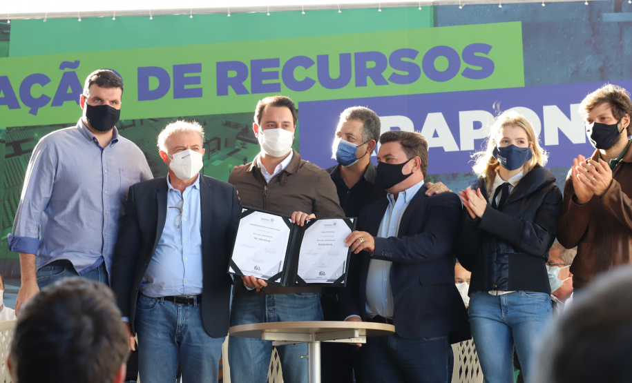 Novos Recursos Arapongas O governador Carlos Massa Ratinho Junior anuncia nesta quinta-feira (13) novos recursos para Arapongas, no Norte do Paraná. São investimentos para a Santa Casa, estradas rurais, pavimentação de ruas e avenidas, um parque urbano e moradias populares. 13/05/2021 - Foto: Geraldo Bubniak/AEN