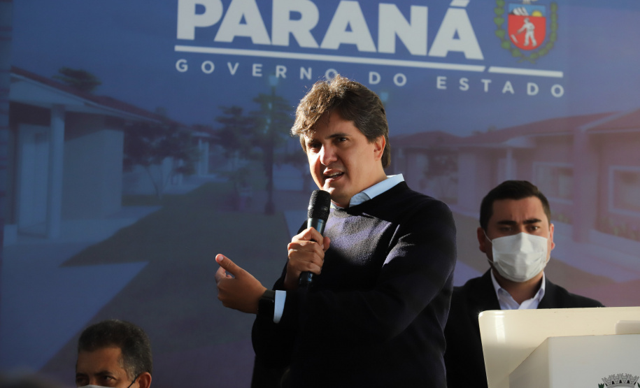 Novos Recursos Arapongas O governador Carlos Massa Ratinho Junior anuncia nesta quinta-feira (13) novos recursos para Arapongas, no Norte do Paraná. São investimentos para a Santa Casa, estradas rurais, pavimentação de ruas e avenidas, um parque urbano e moradias populares. 13/05/2021 - Foto: Geraldo Bubniak/AEN