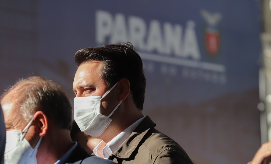 Novos Recursos Arapongas O governador Carlos Massa Ratinho Junior anuncia nesta quinta-feira (13) novos recursos para Arapongas, no Norte do Paraná. São investimentos para a Santa Casa, estradas rurais, pavimentação de ruas e avenidas, um parque urbano e moradias populares. 13/05/2021 - Foto: Geraldo Bubniak/AEN