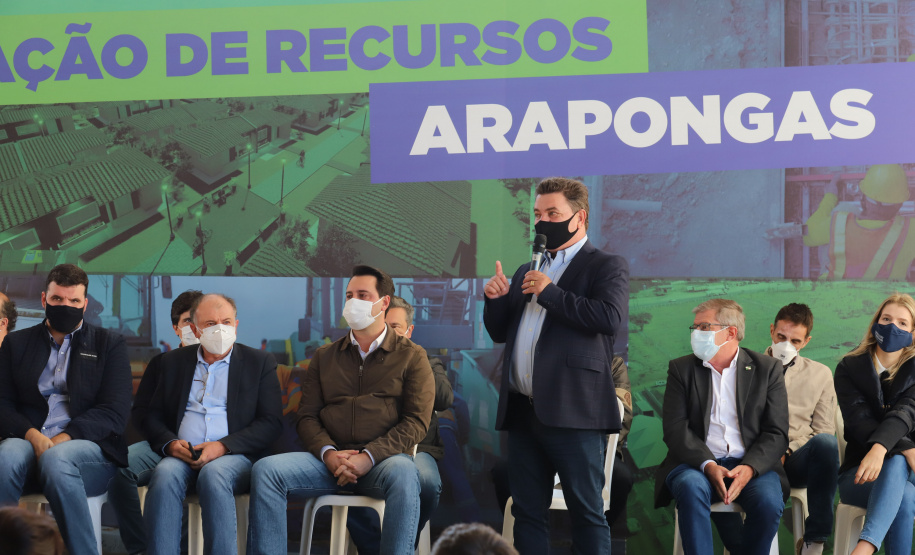 Novos Recursos Arapongas O governador Carlos Massa Ratinho Junior anuncia nesta quinta-feira (13) novos recursos para Arapongas, no Norte do Paraná. São investimentos para a Santa Casa, estradas rurais, pavimentação de ruas e avenidas, um parque urbano e moradias populares. 13/05/2021 - Foto: Geraldo Bubniak/AEN