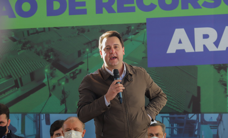 Novos Recursos Arapongas O governador Carlos Massa Ratinho Junior anuncia nesta quinta-feira (13) novos recursos para Arapongas, no Norte do Paraná. São investimentos para a Santa Casa, estradas rurais, pavimentação de ruas e avenidas, um parque urbano e moradias populares. 13/05/2021 - Foto: Geraldo Bubniak/AEN