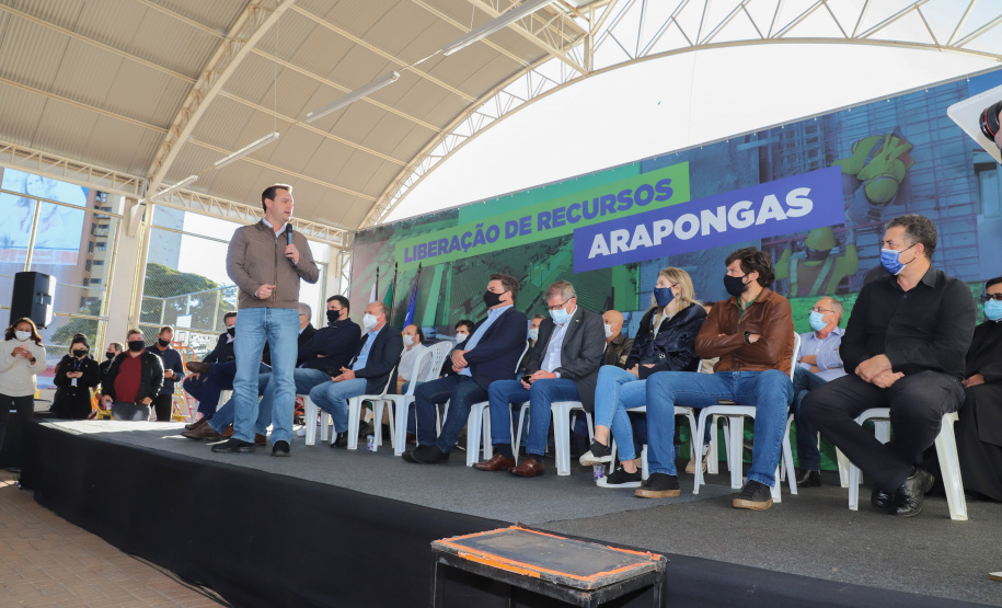 Novos Recursos Arapongas O governador Carlos Massa Ratinho Junior anuncia nesta quinta-feira (13) novos recursos para Arapongas, no Norte do Paraná. São investimentos para a Santa Casa, estradas rurais, pavimentação de ruas e avenidas, um parque urbano e moradias populares. 13/05/2021 - Foto: Geraldo Bubniak/AEN