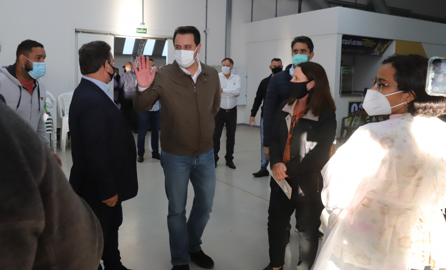 Novos Recursos Arapongas O governador Carlos Massa Ratinho Junior anuncia nesta quinta-feira (13) novos recursos para Arapongas, no Norte do Paraná. São investimentos para a Santa Casa, estradas rurais, pavimentação de ruas e avenidas, um parque urbano e moradias populares. 13/05/2021 - Foto: Geraldo Bubniak/AEN