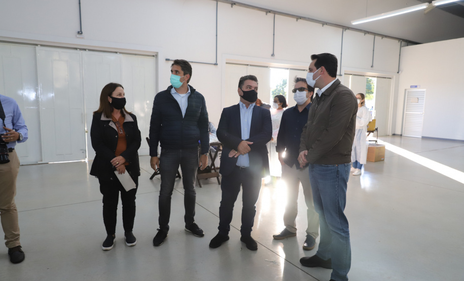 Novos Recursos Arapongas O governador Carlos Massa Ratinho Junior anuncia nesta quinta-feira (13) novos recursos para Arapongas, no Norte do Paraná. São investimentos para a Santa Casa, estradas rurais, pavimentação de ruas e avenidas, um parque urbano e moradias populares. 13/05/2021 - Foto: Geraldo Bubniak/AEN