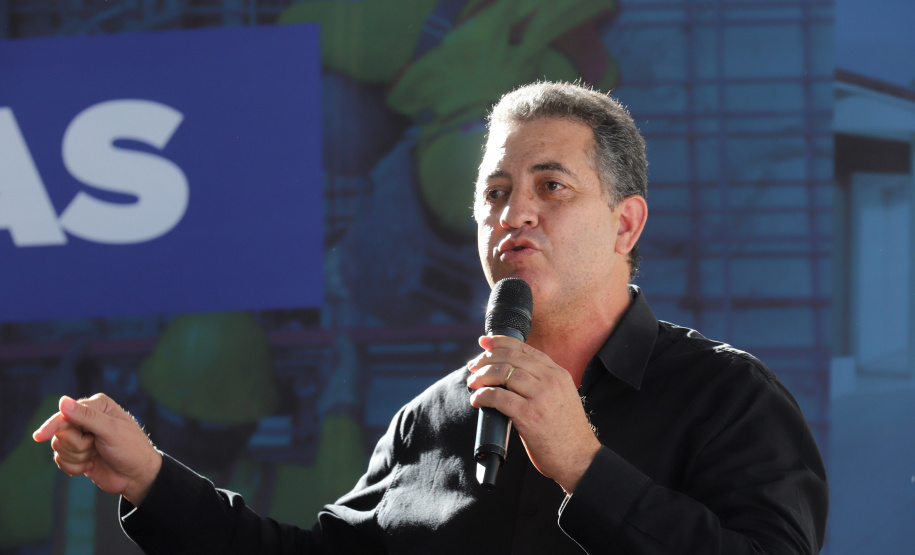 Novos Recursos Arapongas O governador Carlos Massa Ratinho Junior anuncia nesta quinta-feira (13) novos recursos para Arapongas, no Norte do Paraná. São investimentos para a Santa Casa, estradas rurais, pavimentação de ruas e avenidas, um parque urbano e moradias populares. 13/05/2021 - Foto: Geraldo Bubniak/AEN