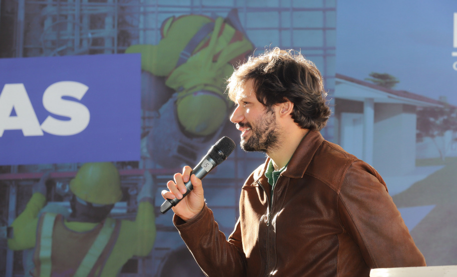 Novos Recursos Arapongas O governador Carlos Massa Ratinho Junior anuncia nesta quinta-feira (13) novos recursos para Arapongas, no Norte do Paraná. São investimentos para a Santa Casa, estradas rurais, pavimentação de ruas e avenidas, um parque urbano e moradias populares. 13/05/2021 - Foto: Geraldo Bubniak/AEN