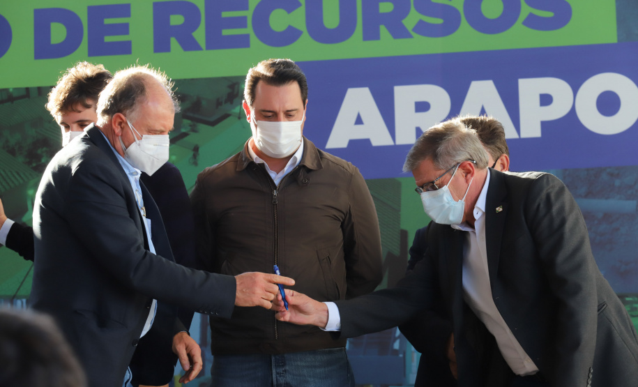 Novos Recursos Arapongas O governador Carlos Massa Ratinho Junior anuncia nesta quinta-feira (13) novos recursos para Arapongas, no Norte do Paraná. São investimentos para a Santa Casa, estradas rurais, pavimentação de ruas e avenidas, um parque urbano e moradias populares. 13/05/2021 - Foto: Geraldo Bubniak/AEN