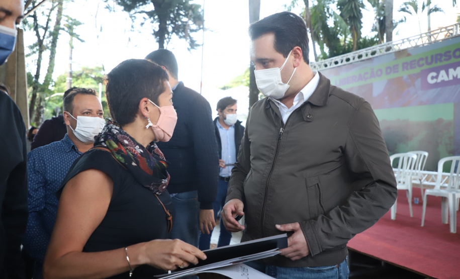 O Governo do Estado destinou R$ 3,1 milhões para ampliar o atendimento à saúde e melhorar a infraestrutura urbana de Cambé, na Região Norte. O anúncio foi feito pelo governador Carlos Massa Ratinho Junior nesta quinta-feira (13) em agenda na cidade.  -  Cambé, 13/05/2021  -  Foto: Ari Dias/AEN