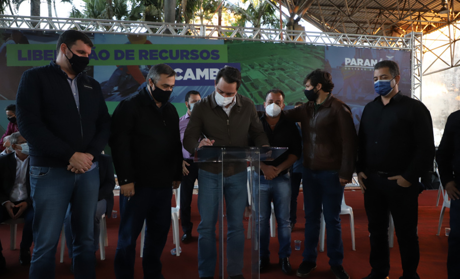 O Governo do Estado destinou R$ 3,1 milhões para ampliar o atendimento à saúde e melhorar a infraestrutura urbana de Cambé, na Região Norte. O anúncio foi feito pelo governador Carlos Massa Ratinho Junior nesta quinta-feira (13) em agenda na cidade.  -  Cambé, 13/05/2021  -  Foto: Ari Dias/AEN