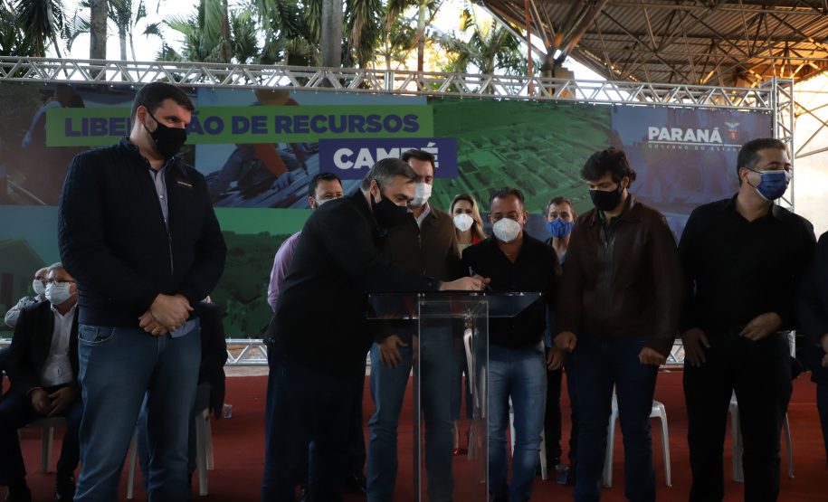 O Governo do Estado destinou R$ 3,1 milhões para ampliar o atendimento à saúde e melhorar a infraestrutura urbana de Cambé, na Região Norte. O anúncio foi feito pelo governador Carlos Massa Ratinho Junior nesta quinta-feira (13) em agenda na cidade.  -  Cambé, 13/05/2021  -  Foto: Ari Dias/AEN