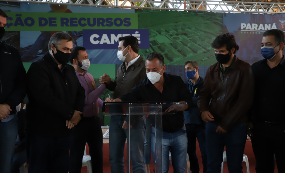 O Governo do Estado destinou R$ 3,1 milhões para ampliar o atendimento à saúde e melhorar a infraestrutura urbana de Cambé, na Região Norte. O anúncio foi feito pelo governador Carlos Massa Ratinho Junior nesta quinta-feira (13) em agenda na cidade.  -  Cambé, 13/05/2021  -  Foto: Ari Dias/AEN