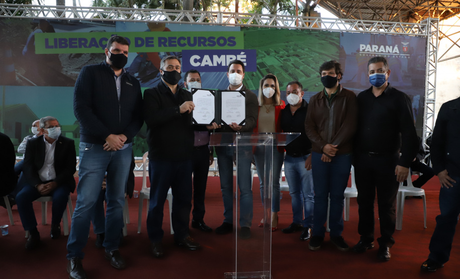 O Governo do Estado destinou R$ 3,1 milhões para ampliar o atendimento à saúde e melhorar a infraestrutura urbana de Cambé, na Região Norte. O anúncio foi feito pelo governador Carlos Massa Ratinho Junior nesta quinta-feira (13) em agenda na cidade.  -  Cambé, 13/05/2021  -  Foto: Ari Dias/AEN