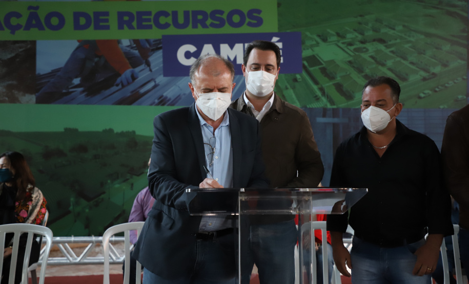 O Governo do Estado destinou R$ 3,1 milhões para ampliar o atendimento à saúde e melhorar a infraestrutura urbana de Cambé, na Região Norte. O anúncio foi feito pelo governador Carlos Massa Ratinho Junior nesta quinta-feira (13) em agenda na cidade.  -  Cambé, 13/05/2021  -  Foto: Ari Dias/AEN