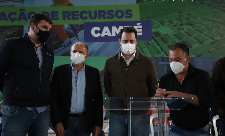 O Governo do Estado destinou R$ 3,1 milhões para ampliar o atendimento à saúde e melhorar a infraestrutura urbana de Cambé, na Região Norte. O anúncio foi feito pelo governador Carlos Massa Ratinho Junior nesta quinta-feira (13) em agenda na cidade.  -  Cambé, 13/05/2021  -  Foto: Ari Dias/AEN