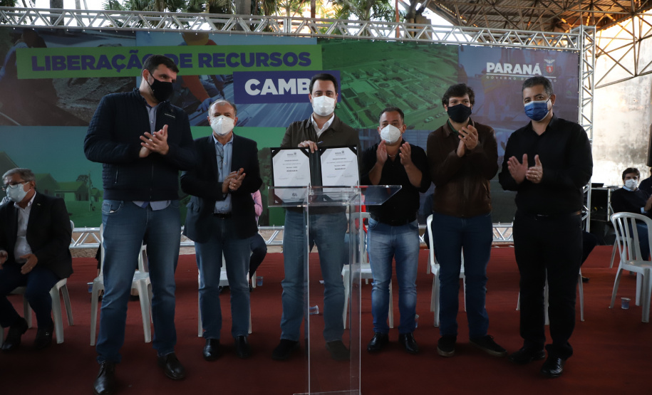 O Governo do Estado destinou R$ 3,1 milhões para ampliar o atendimento à saúde e melhorar a infraestrutura urbana de Cambé, na Região Norte. O anúncio foi feito pelo governador Carlos Massa Ratinho Junior nesta quinta-feira (13) em agenda na cidade.  -  Cambé, 13/05/2021  -  Foto: Ari Dias/AEN