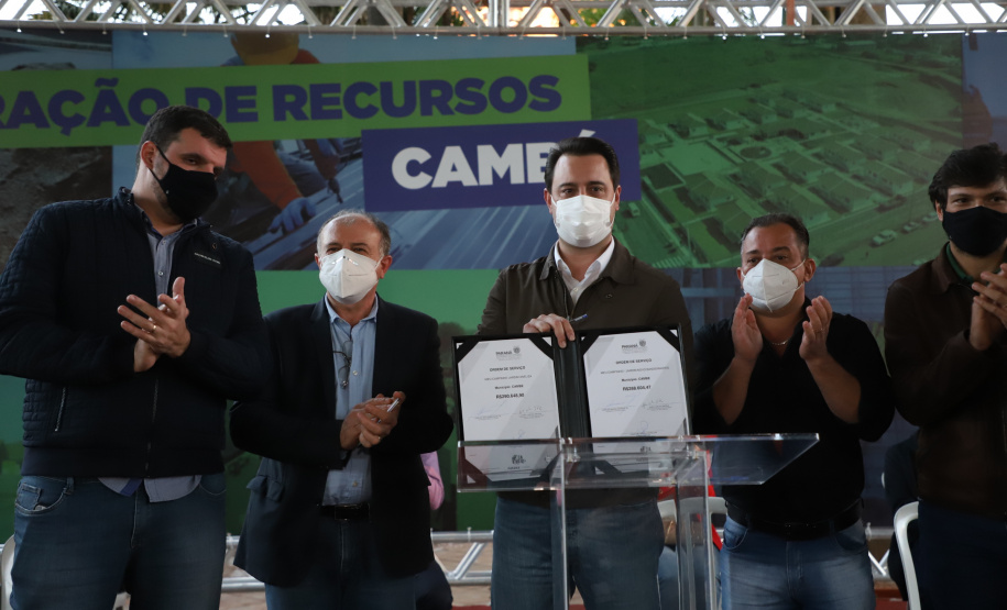 O Governo do Estado destinou R$ 3,1 milhões para ampliar o atendimento à saúde e melhorar a infraestrutura urbana de Cambé, na Região Norte. O anúncio foi feito pelo governador Carlos Massa Ratinho Junior nesta quinta-feira (13) em agenda na cidade.  -  Cambé, 13/05/2021  -  Foto: Ari Dias/AEN