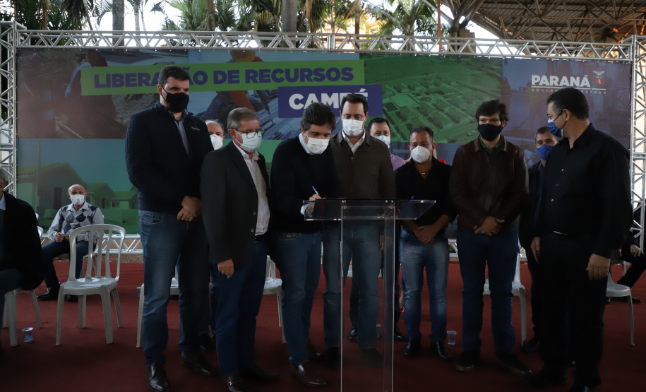 O Governo do Estado destinou R$ 3,1 milhões para ampliar o atendimento à saúde e melhorar a infraestrutura urbana de Cambé, na Região Norte. O anúncio foi feito pelo governador Carlos Massa Ratinho Junior nesta quinta-feira (13) em agenda na cidade.  -  Cambé, 13/05/2021  -  Foto: Ari Dias/AEN