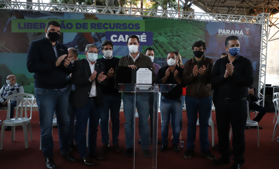 O Governo do Estado destinou R$ 3,1 milhões para ampliar o atendimento à saúde e melhorar a infraestrutura urbana de Cambé, na Região Norte. O anúncio foi feito pelo governador Carlos Massa Ratinho Junior nesta quinta-feira (13) em agenda na cidade.  -  Cambé, 13/05/2021  -  Foto: Ari Dias/AEN