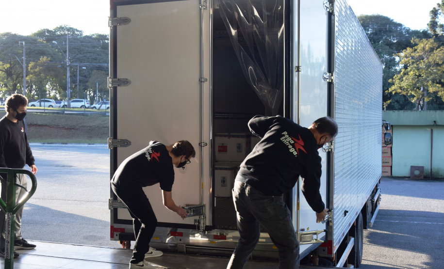 O Paraná recebeu nesta quinta-feira (13) mais 244,8 mil vacinas contra a Covid-19, sendo 118 mil doses da Covishield, produzida pela AstraZeneca e Fiocruz, além de 126.800 doses da CoronaVac, da parceria entre a Sinovac e o Instituto Butantan. Os imunizantes fazem parte da 19ª remessa de distribuição do Ministério da Saúde. - Curitiba, 13/05/2021 - Foto: Américo Antonio/SESA