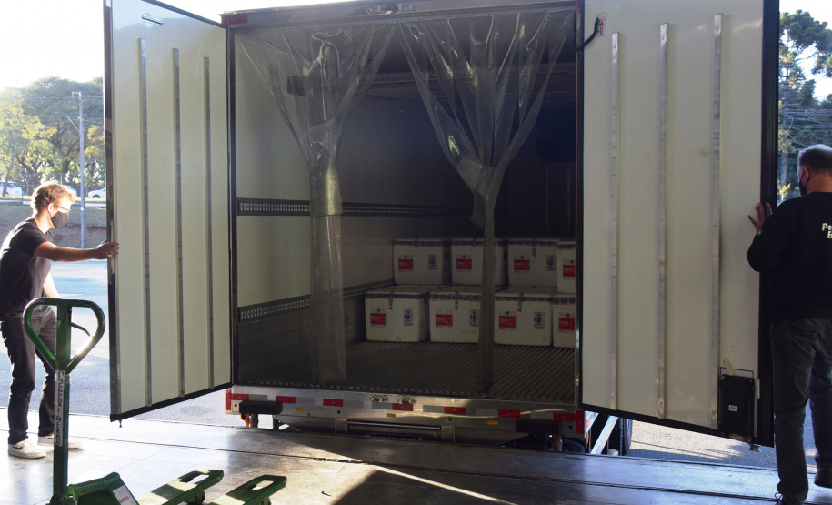 O Paraná recebeu nesta quinta-feira (13) mais 244,8 mil vacinas contra a Covid-19, sendo 118 mil doses da Covishield, produzida pela AstraZeneca e Fiocruz, além de 126.800 doses da CoronaVac, da parceria entre a Sinovac e o Instituto Butantan. Os imunizantes fazem parte da 19ª remessa de distribuição do Ministério da Saúde. - Curitiba, 13/05/2021 - Foto: Américo Antonio/SESA